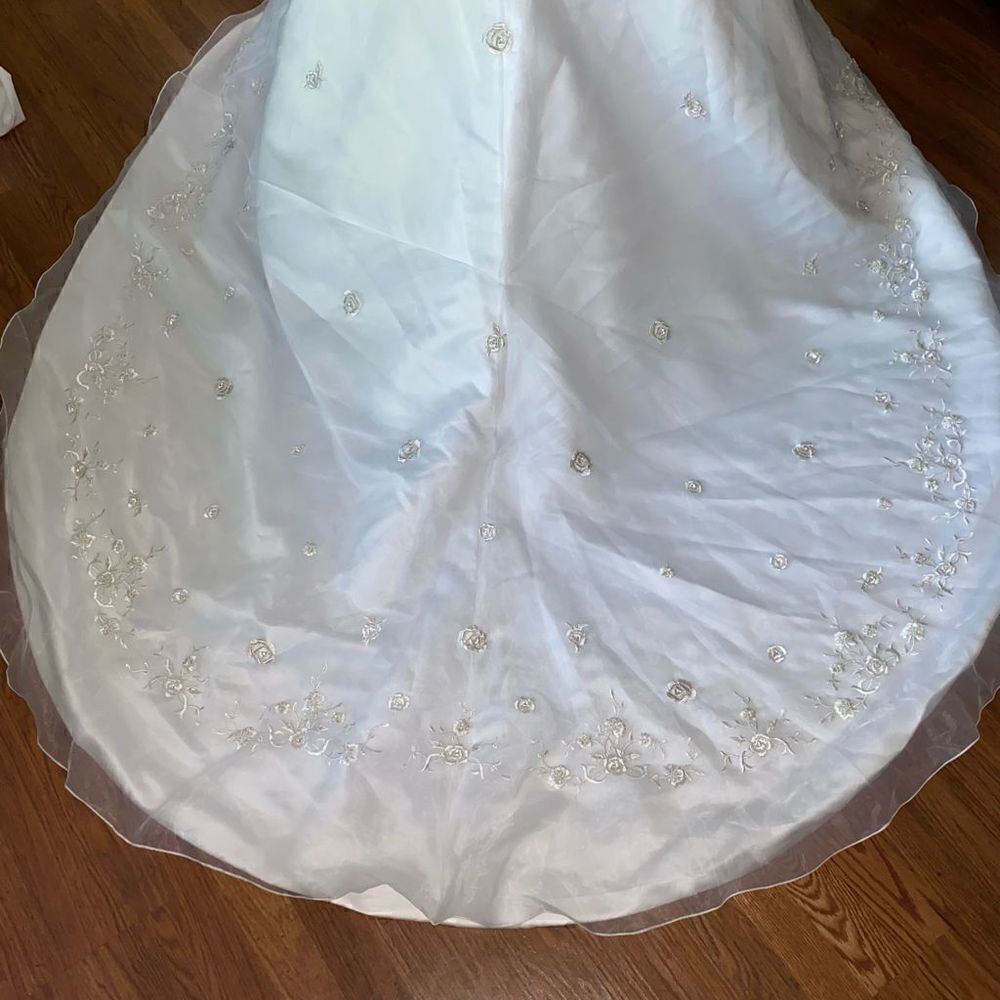 Wedding gown NWT custom made strapless w/embroidery and subtle beading - Picture 9 of 16